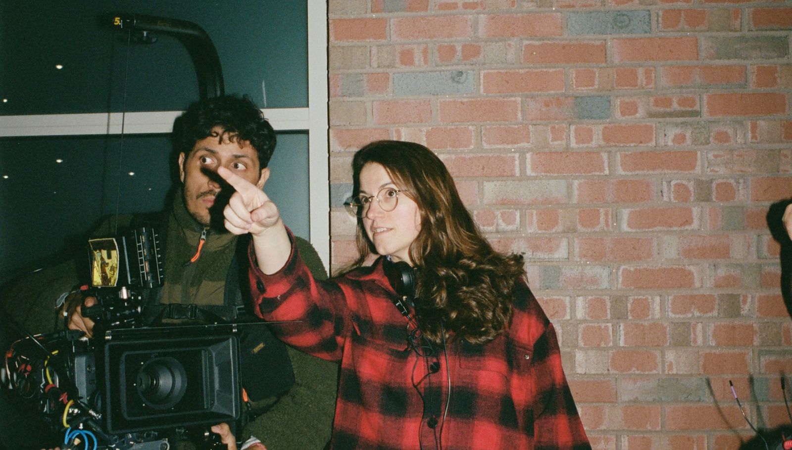 Leticia De Bortoli directing on set